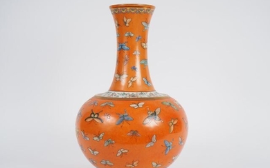 Vase bouteille à long col en porcelaine finement décorée en émaux famille rose sur fond...