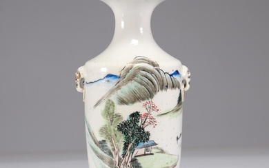 Vase famille rose décor de paysage Poids: 685 g Région: Chine Dimensions: H 225 mm...