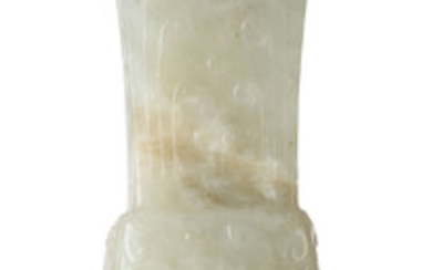 Vase gu miniature en jade, Chine, décor archaïsant de taotie et pétales, solidaire à un socle, h. 9,5 cm (vase)