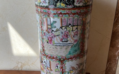 Vase rouleau formant porte-parapluie, en porcelaine de Canton, à décor de scènes animées dans des...