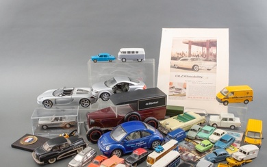Verzameling modelauto's, waaronder Dinky Toys, Corgi Toys, houten oldsmobile...