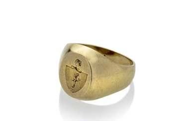 Yellow gold chevalier ring with engraved noble coat of arms
