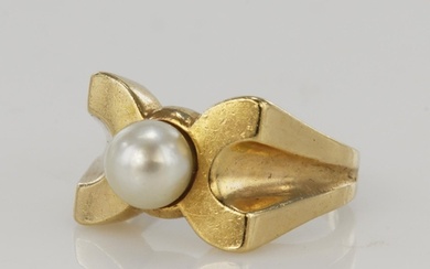 Yellow gold (tests 14ct) cultured pearl dress ring, pearl me...