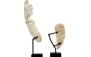 ZONES CARAÏBES - TAINO-CULTURE lot de deux sculptures, dont un pendentif (amulette) en os au...