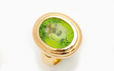 Großer Peridotring Gelbgold, gest. 750. Zentral be…