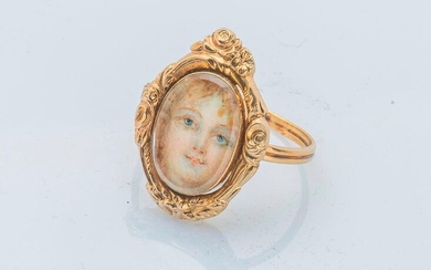 18 karat yellow gold (750 thousandths) souvenir ring set with a miniature portrait of a man wearing a wig, in a circle of engraved interlacing, containing the figure of a young boy painted in a floral frame. Opens from underneath.