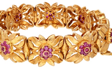 18K Yellow gold vintage bracelet with floral details set with approx. 3.45 ct. natural ruby.