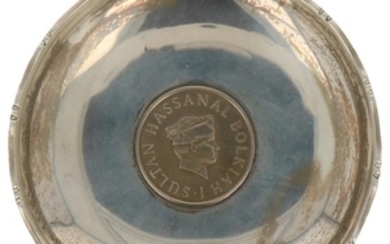 Muntschaaltje met Brunei munt Sultan Bolkiah Hassanal zilver.