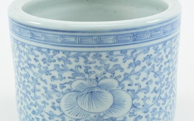 19th century Chinese large blue and white decorated