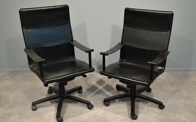 (-), 2 moderne metalen stoelen bekleed met zwart...