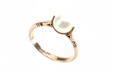 A CULTURED PEARL RING IN 9CT GOLD