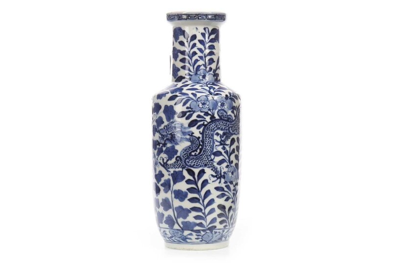 A LATE 19TH CENTURY CHINESE BLUE AND WHITE VASE