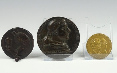 (-), 3 bronzen penningen met voorstelling van o.a....