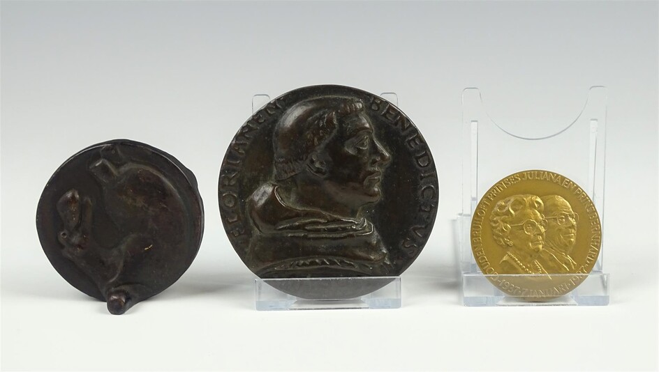 (-), 3 bronzen penningen met voorstelling van o.a....