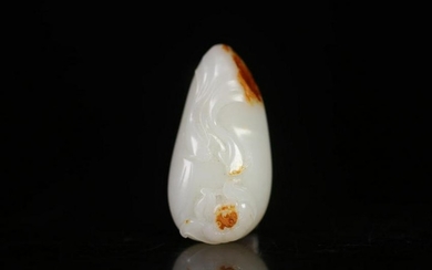 A HETIAN JADE ORNAMENT CARVED IN FISHES