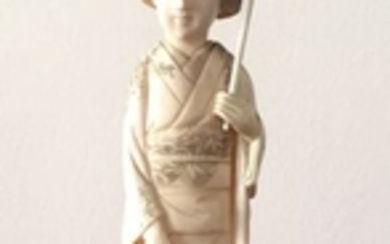 JAPON Sujet en ivoire représentant une geisha à l'…
