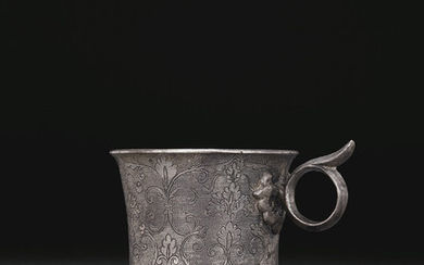 A FINELY ENGRAVED SMALL SILVER CUP, TANG DYNASTY (AD 618-907)