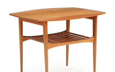 Tove & Edvard Kindt-Larsen: A teak side table with underlying shelf, top with slightly raised edge. Model 510. France & Søn. H. 58. L. 75. W. 51 cm.