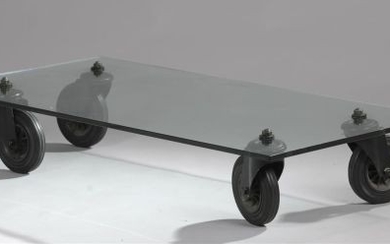 FONTANA ARTE Table basse en verre et roues en plas…