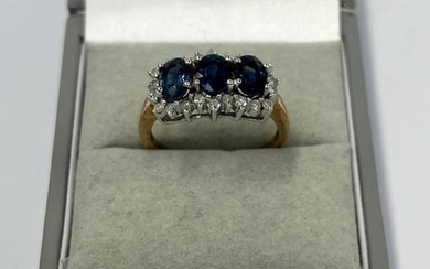 9CT GOLD SAPPHIRE & DIAMOND CLUSTER RING WITH 3 OVAL SAPPHIR...