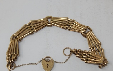 9ct Gold Gate Bracelet with Padlock Clasp: Weight 7.12g