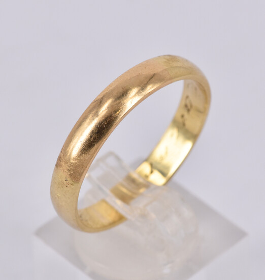 A 14CT GOLD GENT'S WEDDING RING