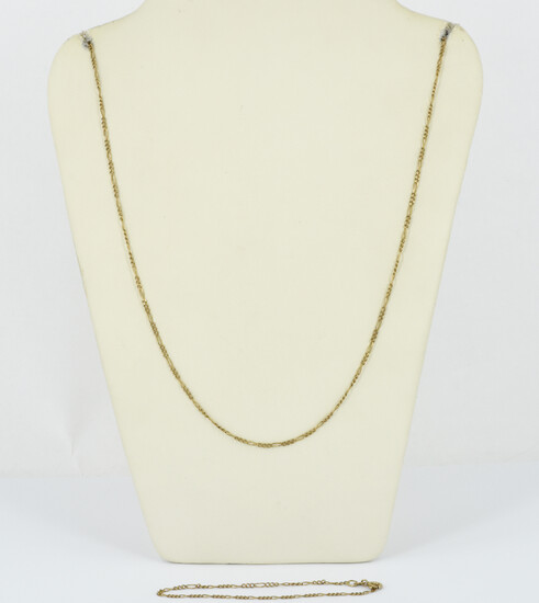 A 9ct GOLD CURB LINKS CHAIN