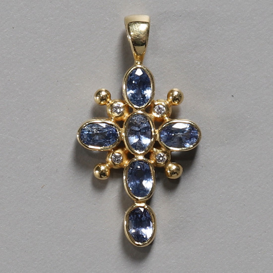 A BLUE SAPPHIRE & DIAMOND SET GOLD CROSS PENDANT.