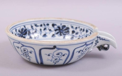 A CHINESE BLUE AND WHITE PORCELAIN OIL POT, the centre