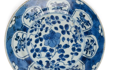 A CHINESE EXPORT BLUE AND WHITE PLATE, QING DNASTY, KANGXI PERIOD (1662-1722)