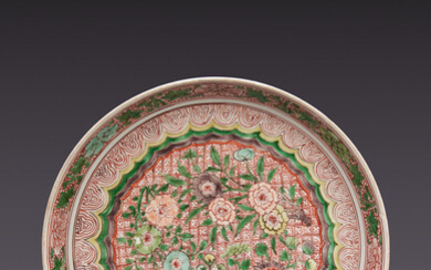 A CHINESE FAMILLE VERTE LARGE SAUCER DISH