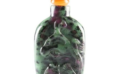 A CHINESE OVERLAY GLASS SNUFF BOTTLE, 19TH CENTURY, the