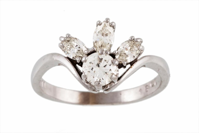 A DIAMOND CLUSTER RING with three diamonds of approx. 1.00 c...