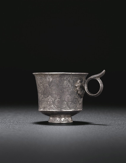 A FINELY ENGRAVED SMALL SILVER CUP, TANG DYNASTY (AD 618-907)