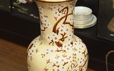 A LARGE JAPANESE EARTHENWARE FLOOR VASE (A/F, HAIRLINES), 82 CM HIGH