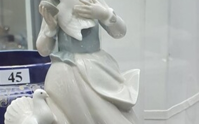 A LLADRO FIGURINE OF GIRL WITH DOVES