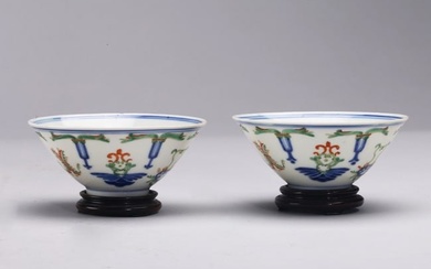 A PAIR OF CHINESE DOUCAI 'FLORAL' BOWLS