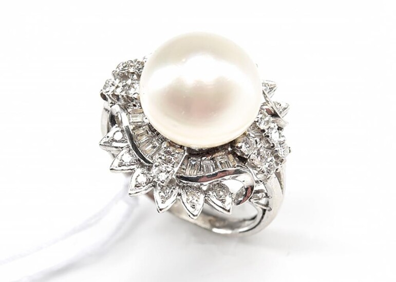 A PEARL AND DIAMOND COCKTAIL RING IN 18CT WHITE GOLD AND PLATINUM, SIZE K, 11.8GMS