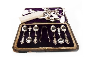 A SET OF SIX EDWARDIAN SILVER COFFEE SPOONS