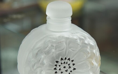 A SIGNED LALIQUE FROSTED DAHLIA PERFUME BOTTLE, H.9CM, LEONARD JOEL LOCAL DELIVERY SIZE: SMALL