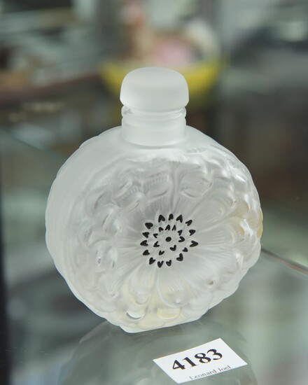 A SIGNED LALIQUE FROSTED DAHLIA PERFUME BOTTLE, H.9CM, LEONARD JOEL LOCAL DELIVERY SIZE: SMALL
