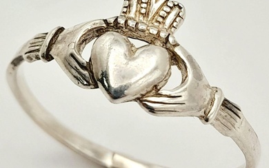 A Sterling Silver Claddagh Ring. Size Z, 2.6g...