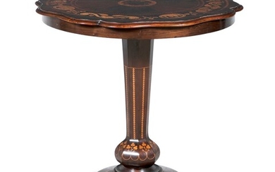 TABLE CENTRALE EN ARBUTUS KILLARNEY DE VICTORIENNE, le dessus circulaire est décoré d'une bande de...