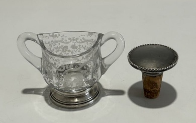 A VINTAGE SHEFFIELD ETCHED GLASS SUGAR BOW WITH A STERLING SILVER BASE