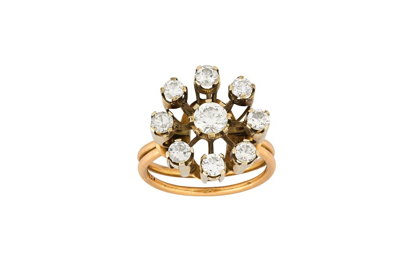 A diamond cluster ring