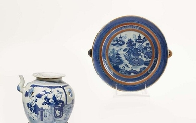 A large Chinese porcelain kettle & a warming dish