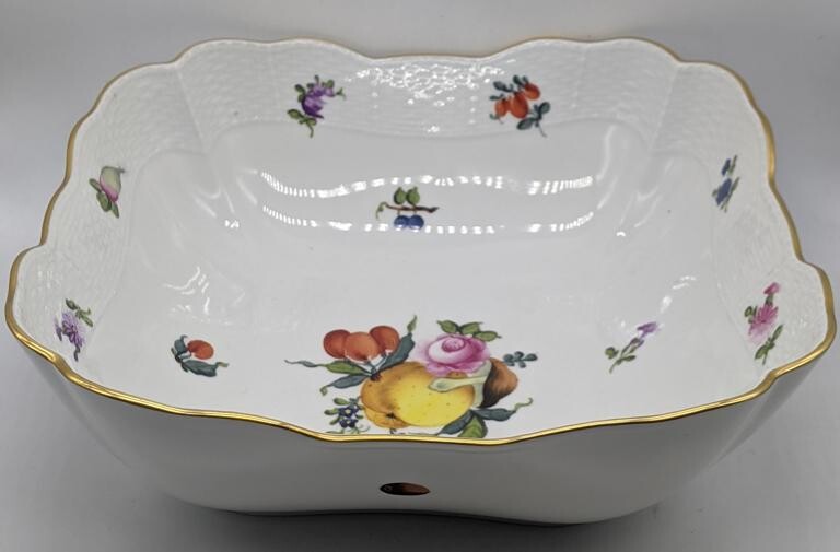 A large Herend porcelain fruit bowl D.27cm