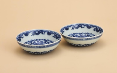 A pair of Chinese blue and white 'Mantouxin' bowls