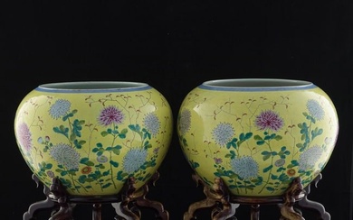 A pair of Chinese yellow-ground famille rose jardiniere, late Qing dynasty