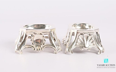 A pair of silver salt shakers of rectangular shape with cut sides, the openwork belly has a central blind medallion hemmed with a frieze of laurel on the long sides and palm leaves on the short sides, they rest on scrolled feet. (slits)